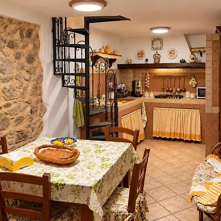 Intera Casa Con Grottino Nel Cuore Del Borgo San Donato Val di Comino