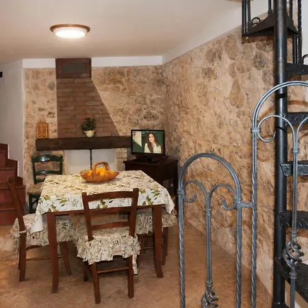Intera Casa Con Grottino Nel Cuore Del Borgo San Donato Val di Comino